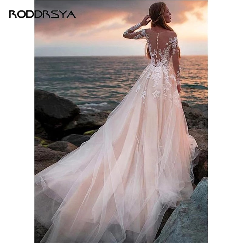 Abito da sposa da spiaggia di lusso 2023 con applicazioni in pizzo, maniche lunghe trasparenti - Bridetobe.it