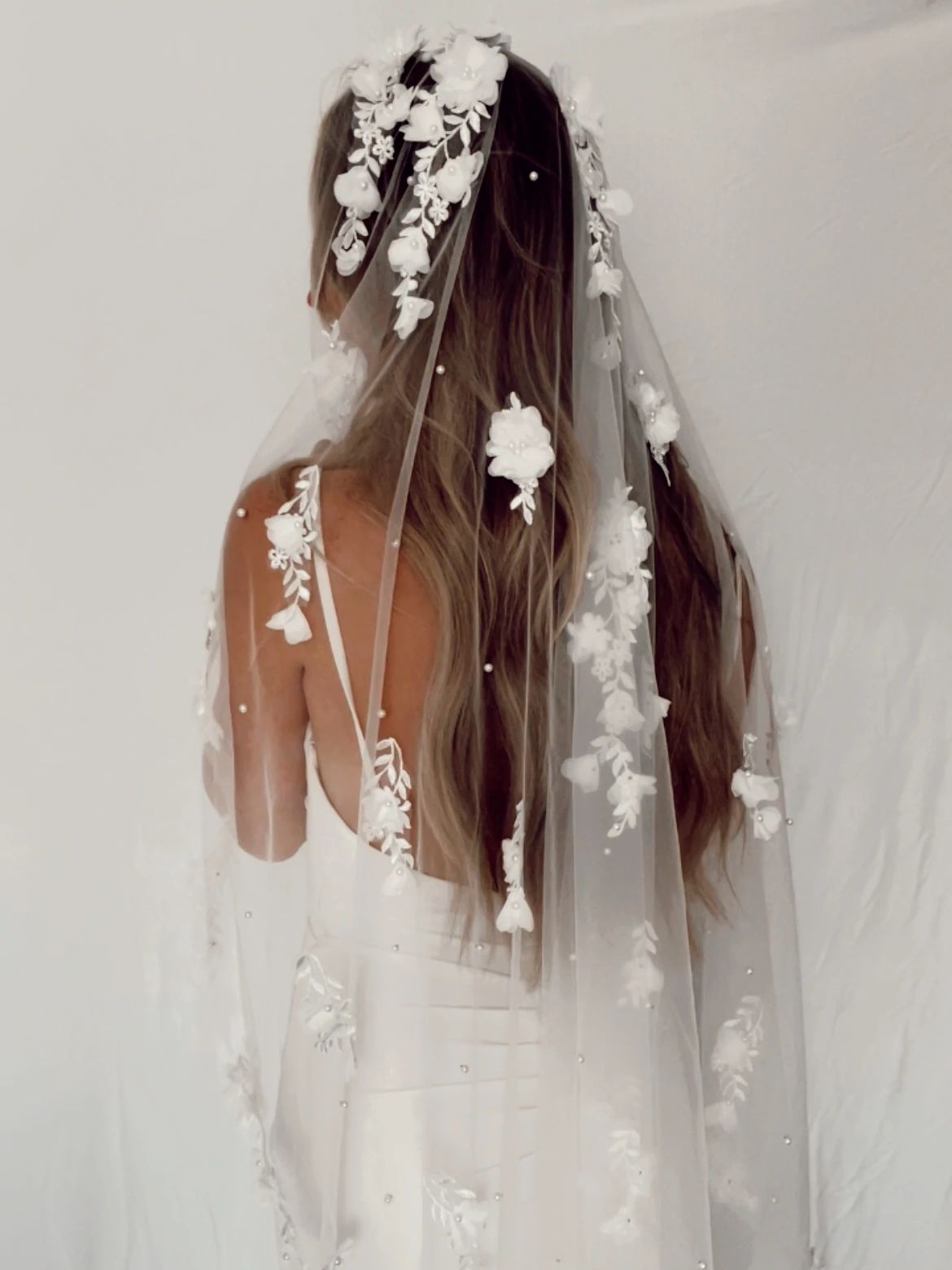 Velo da sposa di lusso fatto a mano con fiori in 3D e organza floreale - Bridetobe.it