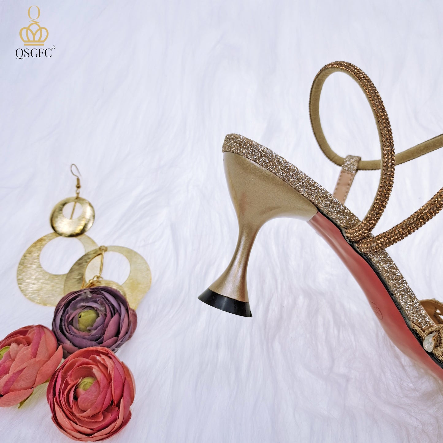 Scarpe e borsa fatte a mano con diamanti piccoli e luccicanti per le donne, dal design confortevole e affusolato. - Bridetobe.it