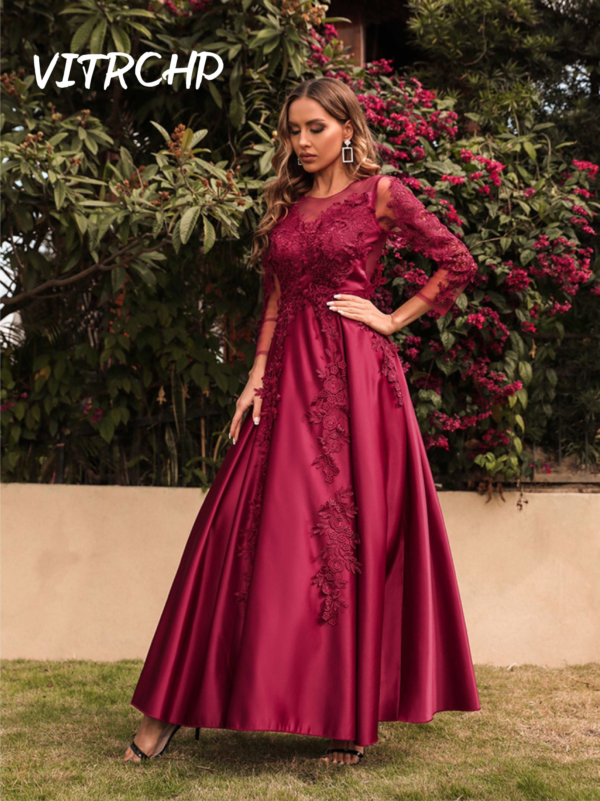 Abito da damigella d'onore con collo a O e maniche lunghe in pizzo bordeaux con motivo floreale e lunghezza a terra - Bridetobe.it