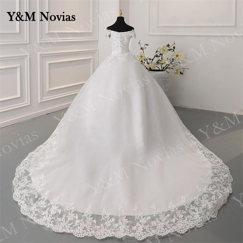 Abito da sposa con spalle scoperte a V con applicazioni di ricami in pizzo e perline - Bridetobe.it