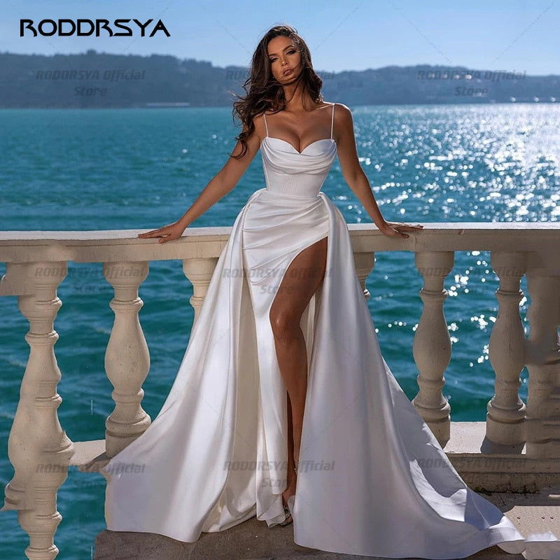 Elegante abito da sposa da spiaggia con pieghe a strascico lungo Abiti da sposa in raso Abiti da sposa sexy con spacco alto Vintage Vestido De Novia - Bridetobe.it