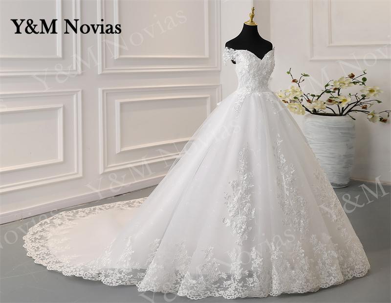 Abito da sposa con spalle scoperte a V con applicazioni di ricami in pizzo e perline - Bridetobe.it
