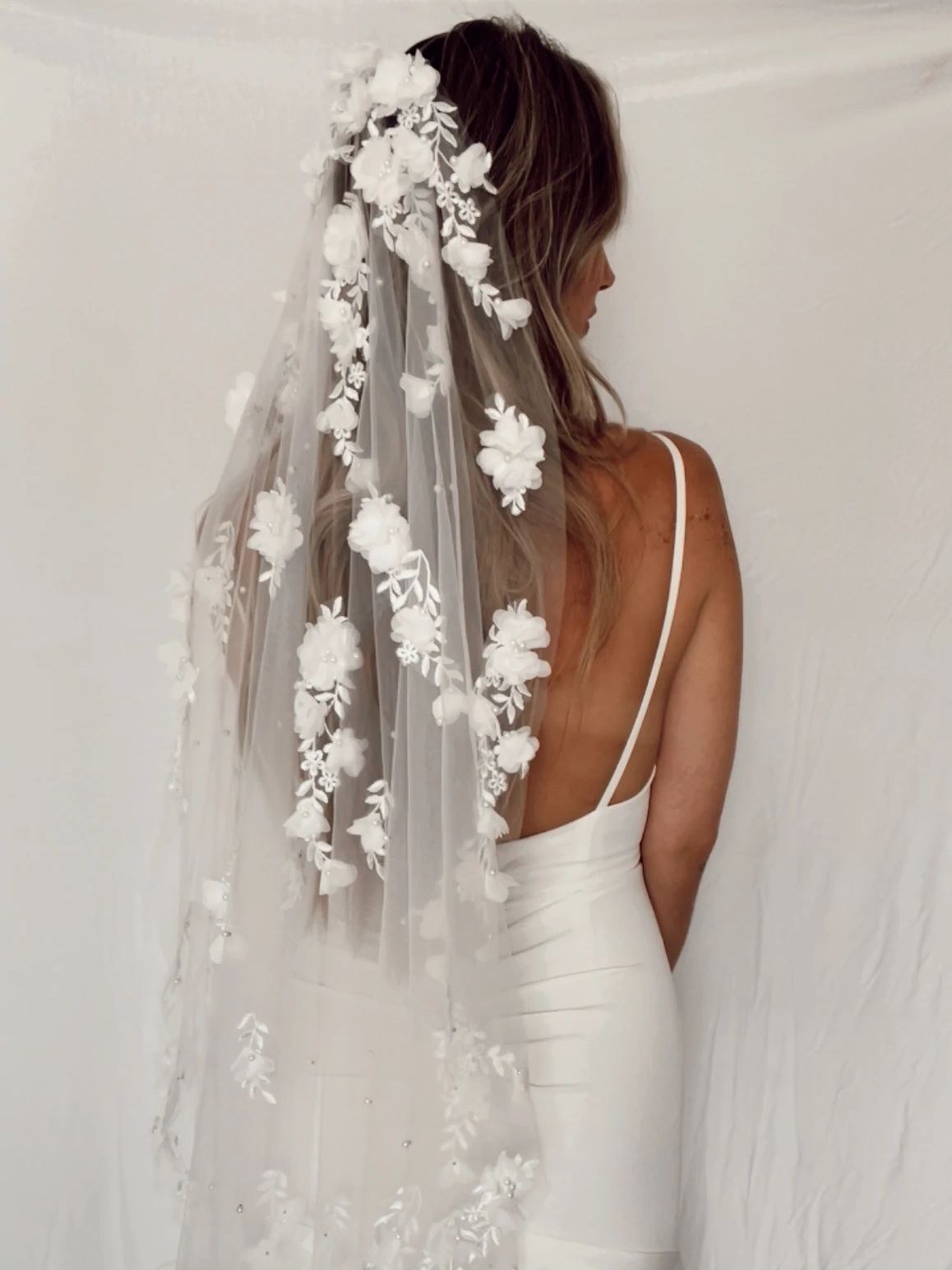 Velo da sposa di lusso fatto a mano con fiori in 3D e organza floreale - Bridetobe.it