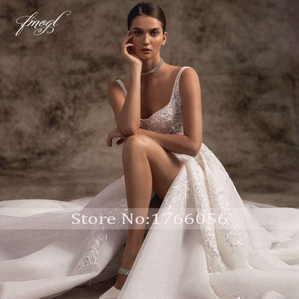 Abito da sposa di lusso 2023 con applicazioni esclusive, perline e linea a trapezio, con spalline sottili e scollatura sulla schiena con strascico da corte - Bridetobe.it