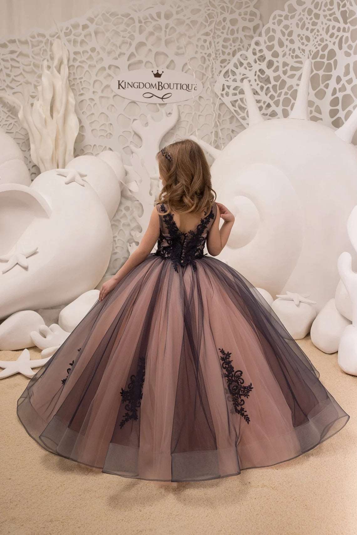 Abito da ballo senza maniche in tulle con applicazioni di fiori per matrimonio e compleanno con scollo a V - Bridetobe.it