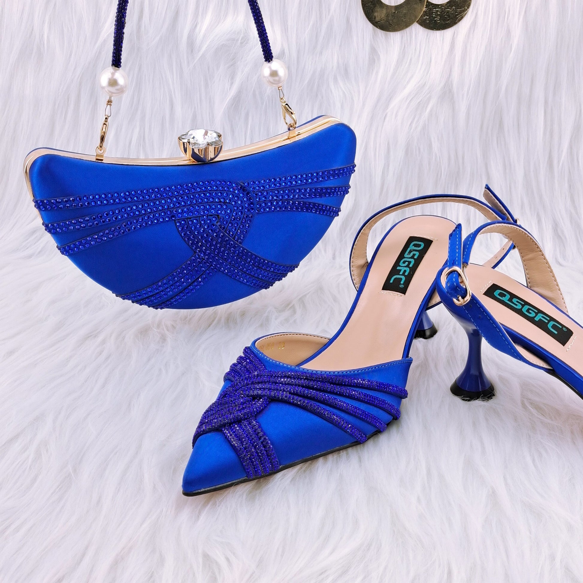 Borsa e scarpe Artigianali Italiane in Diamanti Magenta a Forma di Anacardo per Spose Raffinate" - Bridetobe.it