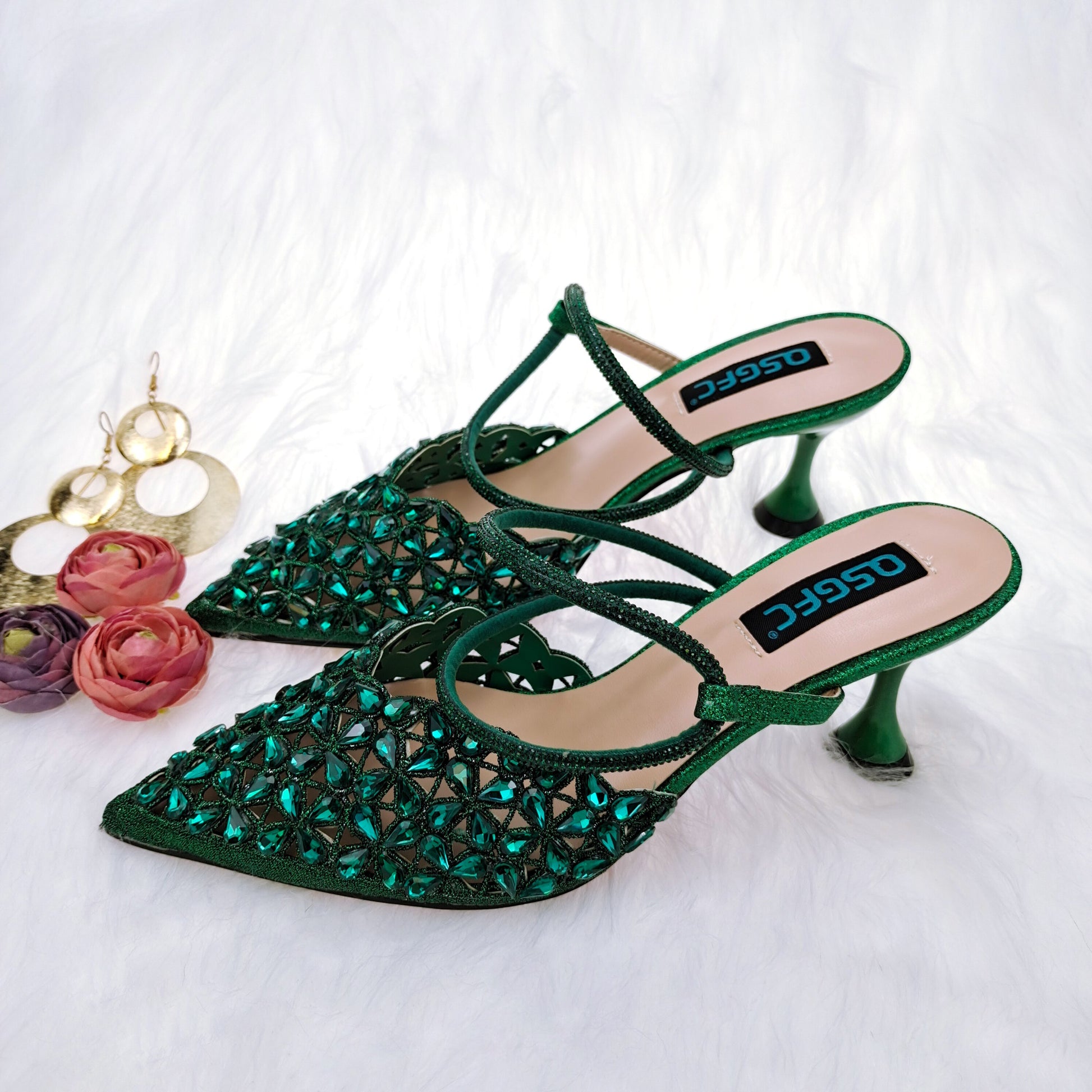 Scarpe e borsa fatte a mano con diamanti piccoli e luccicanti per le donne, dal design confortevole e affusolato. - Bridetobe.it