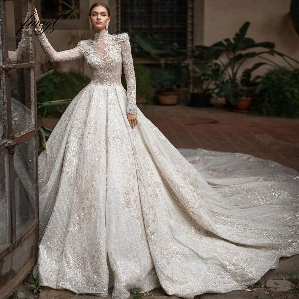 Abito da Sposa Vintage in Pizzo con Collo Alto, Maniche Lunghe e Dettagli di Lusso - Linea A