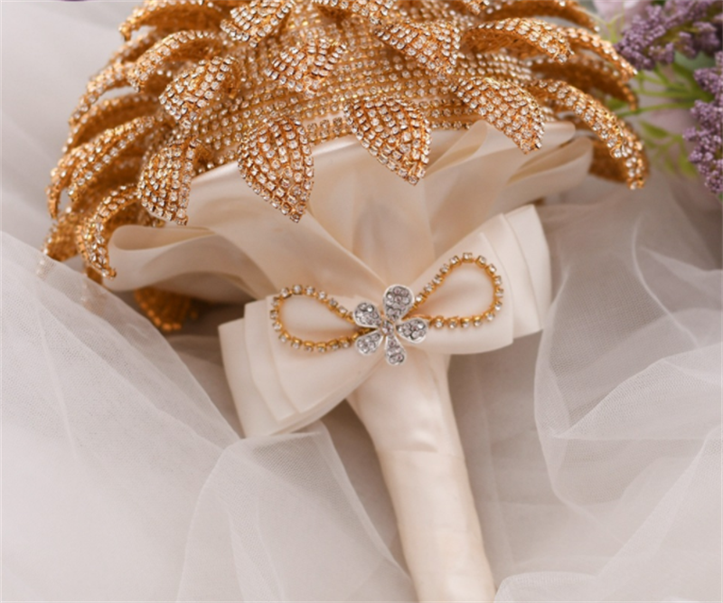 Bouquet da sposa in nastro di seta oro e argento con strass fatti a mano - Bridetobe.it