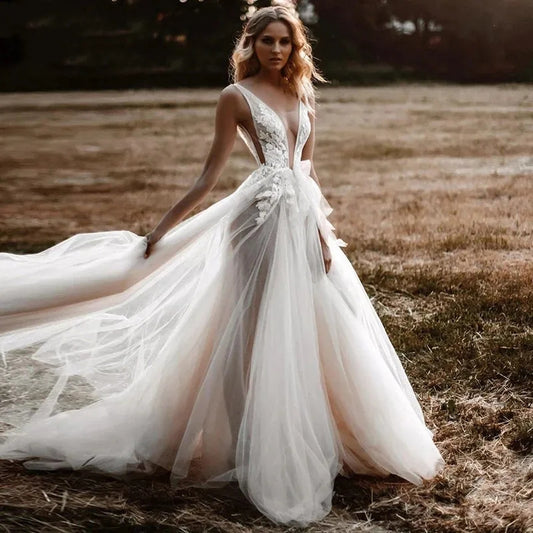 Abito da sposa in tulle a illusion con pizzo lussuoso, scollatura a V sexy e stile chic per matrimonio in spiaggia