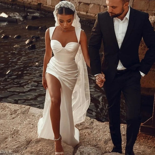 Robe de mariée chic en satin avec décolleté en cœur et fente haute