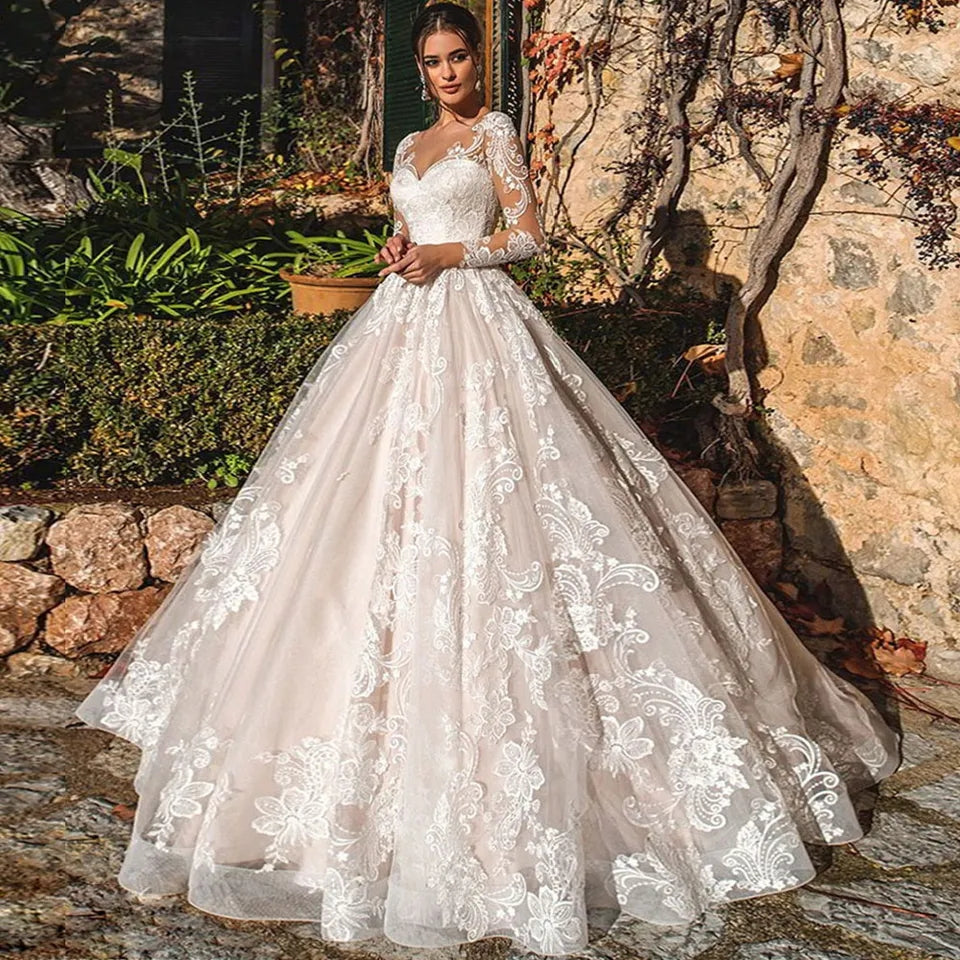 Abito da sposa a linea A in tulle con scollo a barca vintage, maniche lunghe trasparenti, applicazioni e strascico, modello Sexy Illusion, lusso 2023.