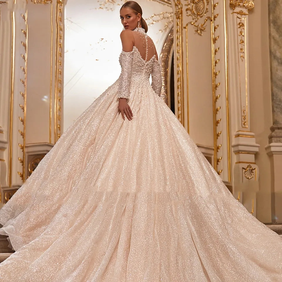 Abito da sposa lucido con maniche lunghe in cristallo a cuore di perle di lusso con strascico principessa 2023 Vestido de Noiva - Bridetobe.it