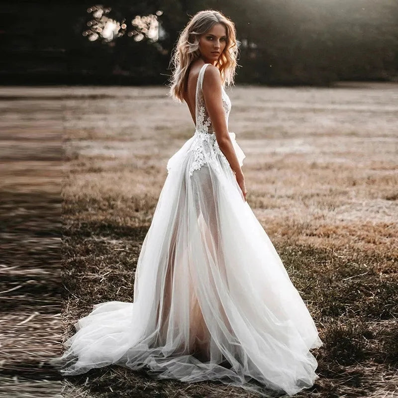 Abito da sposa in tulle a illusion con pizzo lussuoso, scollatura a V sexy e stile chic per matrimonio in spiaggia