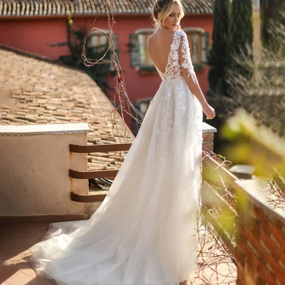 Abito da sposa con applicazioni di pizzo a collo a V e maniche lunghe - Bridetobe.it