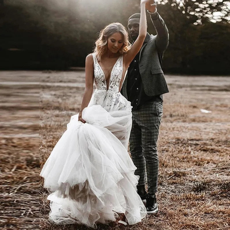 Abito da sposa in tulle a illusion con pizzo lussuoso, scollatura a V sexy e stile chic per matrimonio in spiaggia