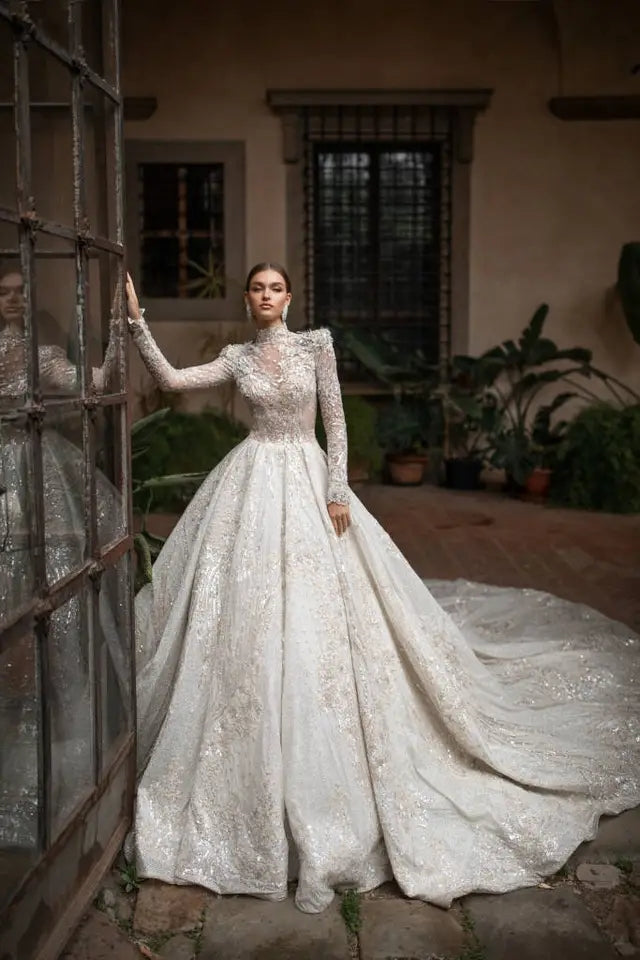 Abito da Sposa Vintage in Pizzo con Collo Alto, Maniche Lunghe e Dettagli di Lusso - Linea A