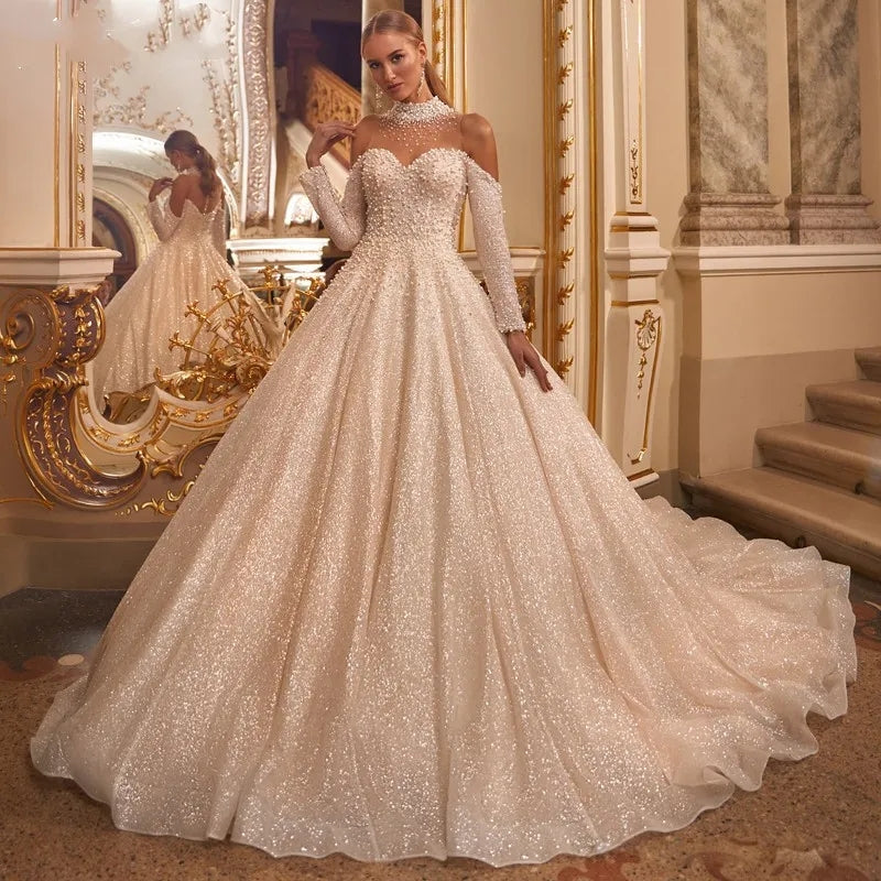 Abito da sposa lucido con maniche lunghe in cristallo a cuore di perle di lusso con strascico principessa 2023 Vestido de Noiva - Bridetobe.it