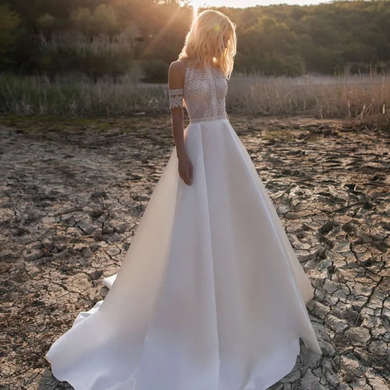 Abito da sposa bohemien con scollo rotondo e dettagli in pizzo e perle