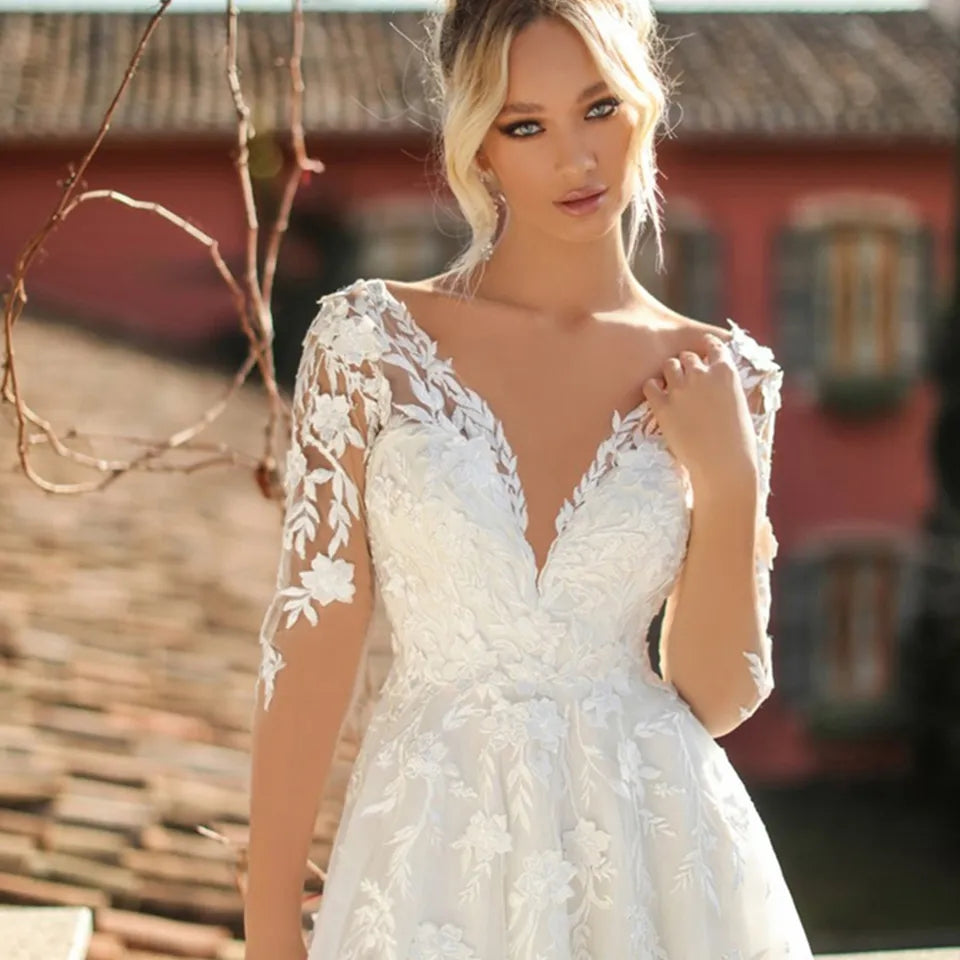 Abito da sposa con applicazioni di pizzo a collo a V e maniche lunghe - Bridetobe.it