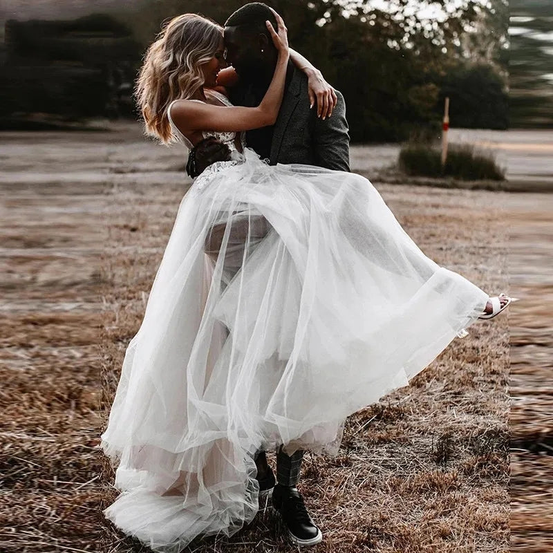 Abito da sposa in tulle a illusion con pizzo lussuoso, scollatura a V sexy e stile chic per matrimonio in spiaggia