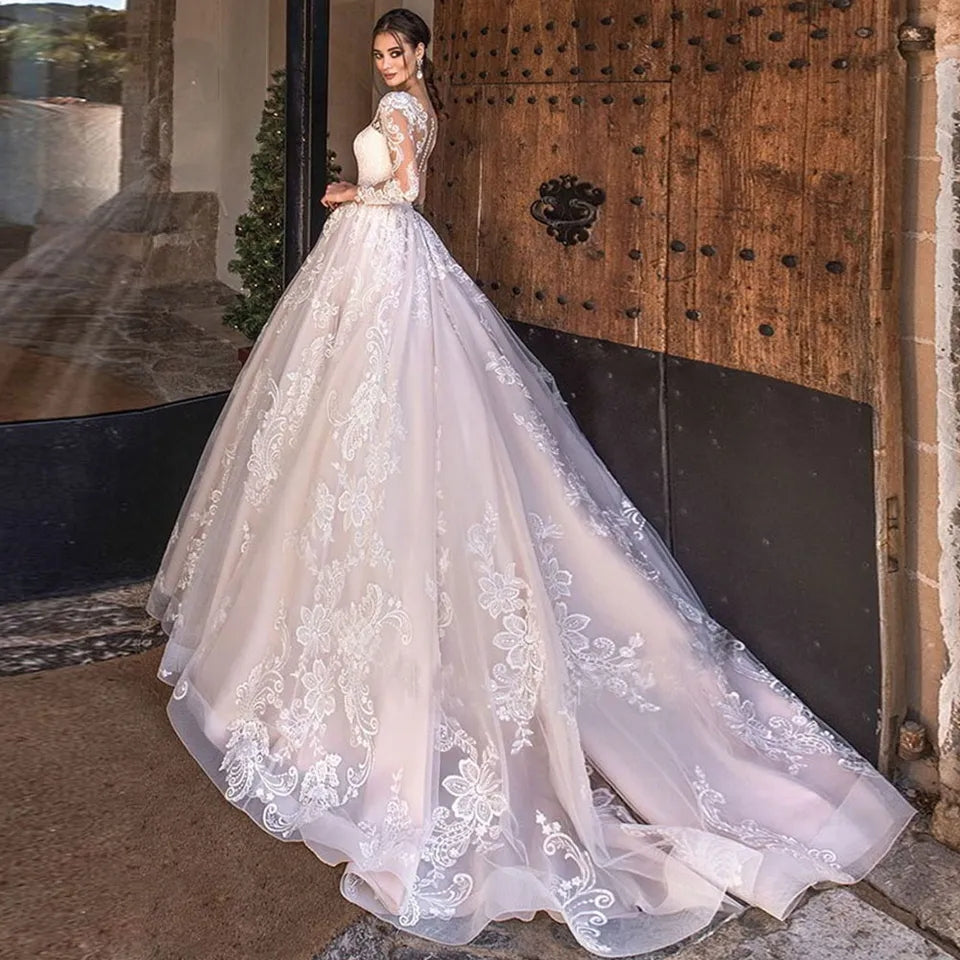 Abito da sposa a linea A in tulle con scollo a barca vintage, maniche lunghe trasparenti, applicazioni e strascico, modello Sexy Illusion, lusso 2023.