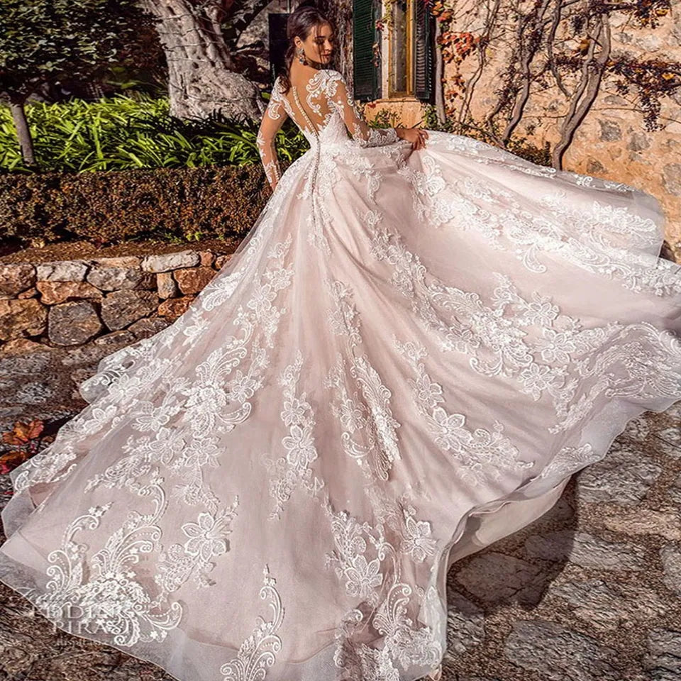 Abito da sposa a linea A in tulle con scollo a barca vintage, maniche lunghe trasparenti, applicazioni e strascico, modello Sexy Illusion, lusso 2023.