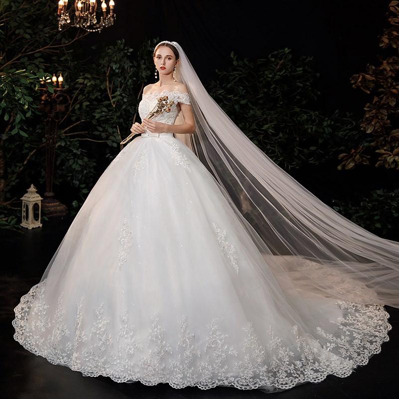 Abito da Sposa 2022 Nuova Collezione: Elegante Abito con Maniche Lunghe, Scollatura Sexy a V, e Gonna a Balze con Coda