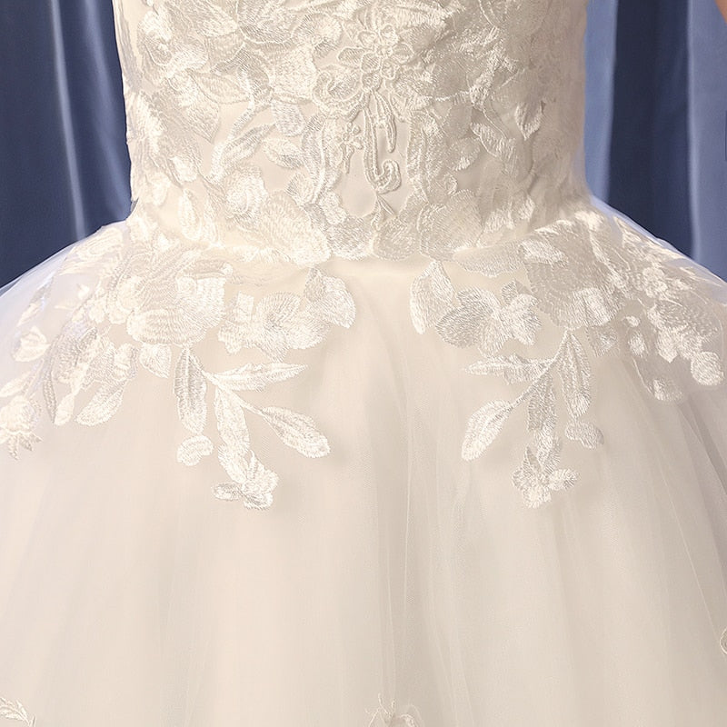 Abito da Sposa Vintage 2023 con Elegante Strascico a Corte e Ricami in Pizzo - Stile Principessa