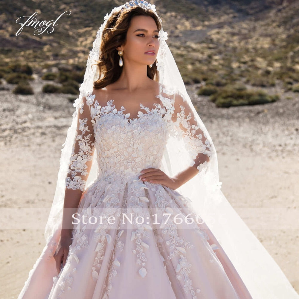 Abito da sposa vintage Illusion con mezze maniche, pizzo di lusso, applicazioni in pizzo e fiori ricamati, gonna a trapezio con strascico da corte