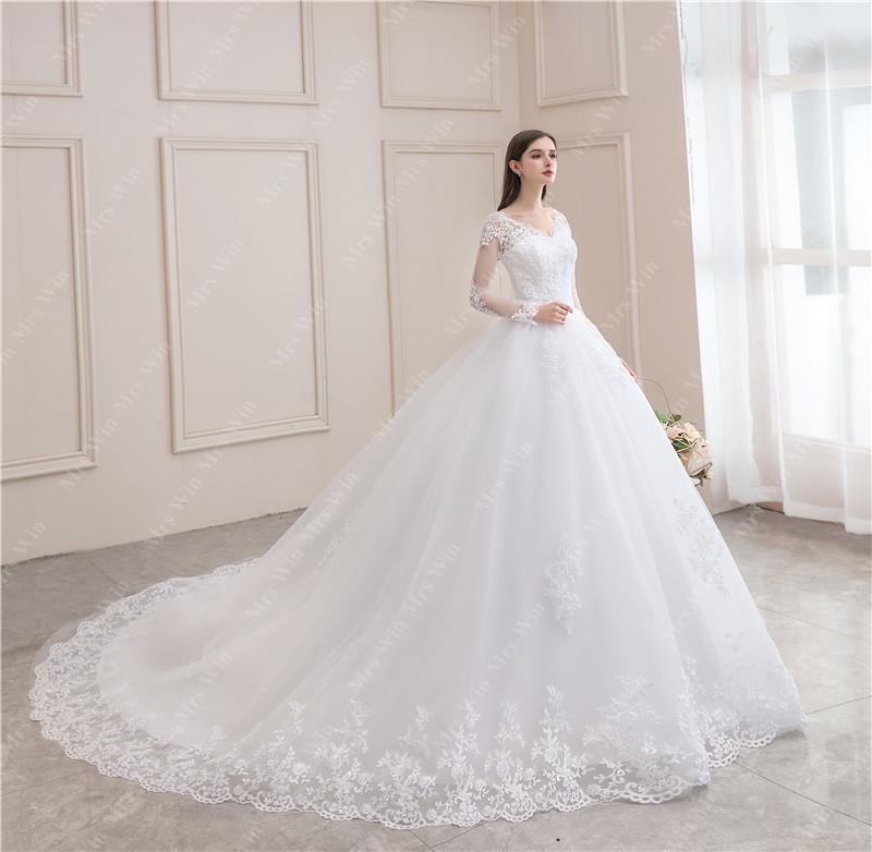 Abito da Sposa 2022 Nuova Collezione: Elegante Abito con Maniche Lunghe, Scollatura Sexy a V, e Gonna a Balze con Coda