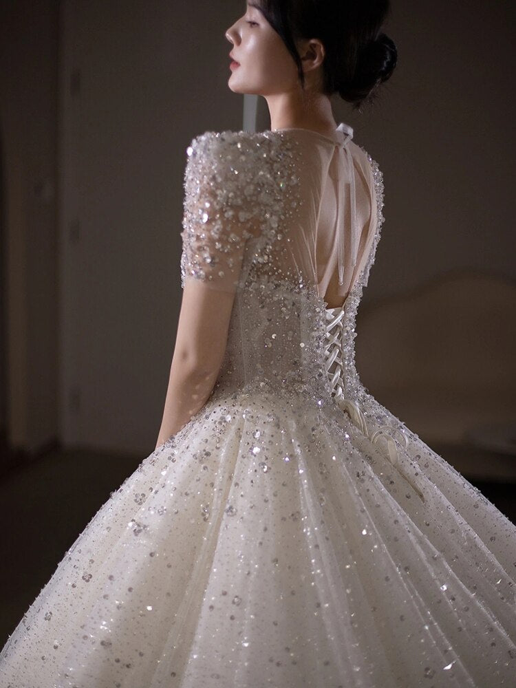 Abito da Sposa Corto con Maniche Corte e Dettagli Luminosi di Paillettes e Perline - Eleganza, Lusso e Stile Unico per il Tuo Giorno Speciale