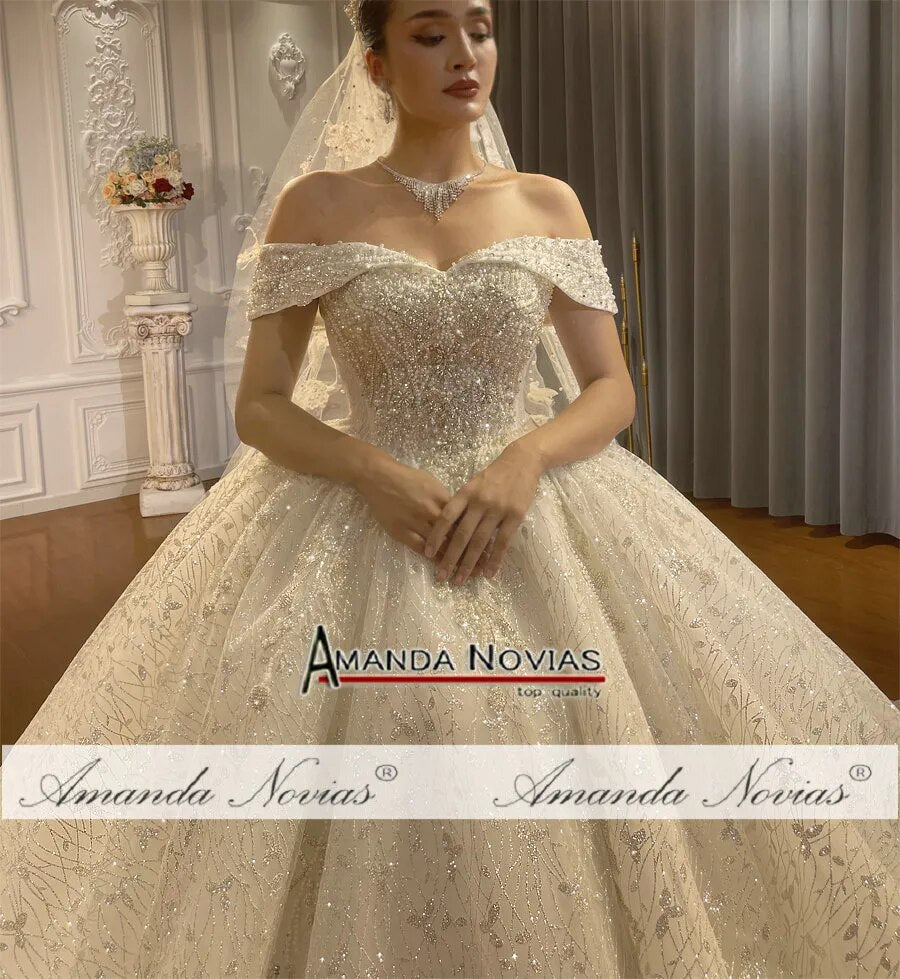 Abito da Sposa Amanda Novias con Spalline Scoperte in Pizzo e Piccolo Strascico