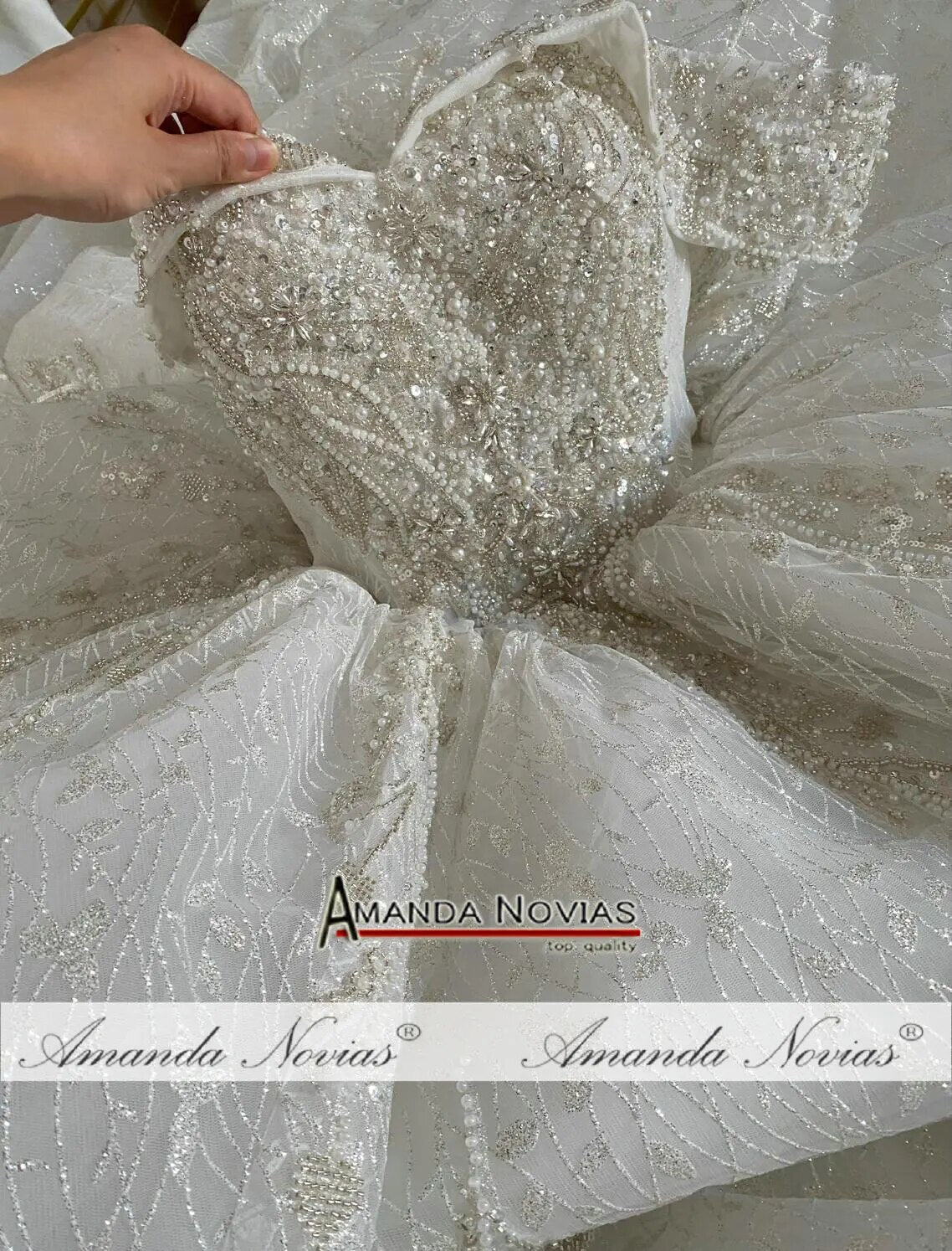 Abito da Sposa Amanda Novias con Spalline Scoperte in Pizzo e Piccolo Strascico