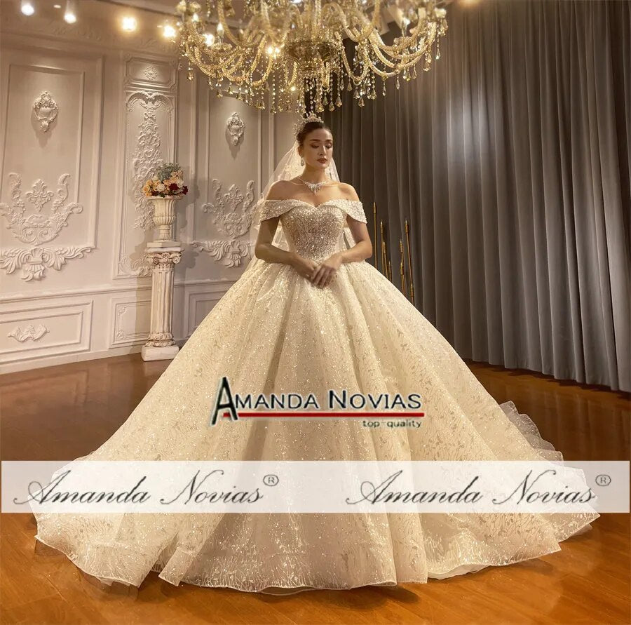 Abito da Sposa Amanda Novias con Spalline Scoperte in Pizzo e Piccolo Strascico