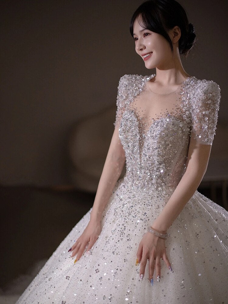 Abito da Sposa Corto con Maniche Corte e Dettagli Luminosi di Paillettes e Perline - Eleganza, Lusso e Stile Unico per il Tuo Giorno Speciale