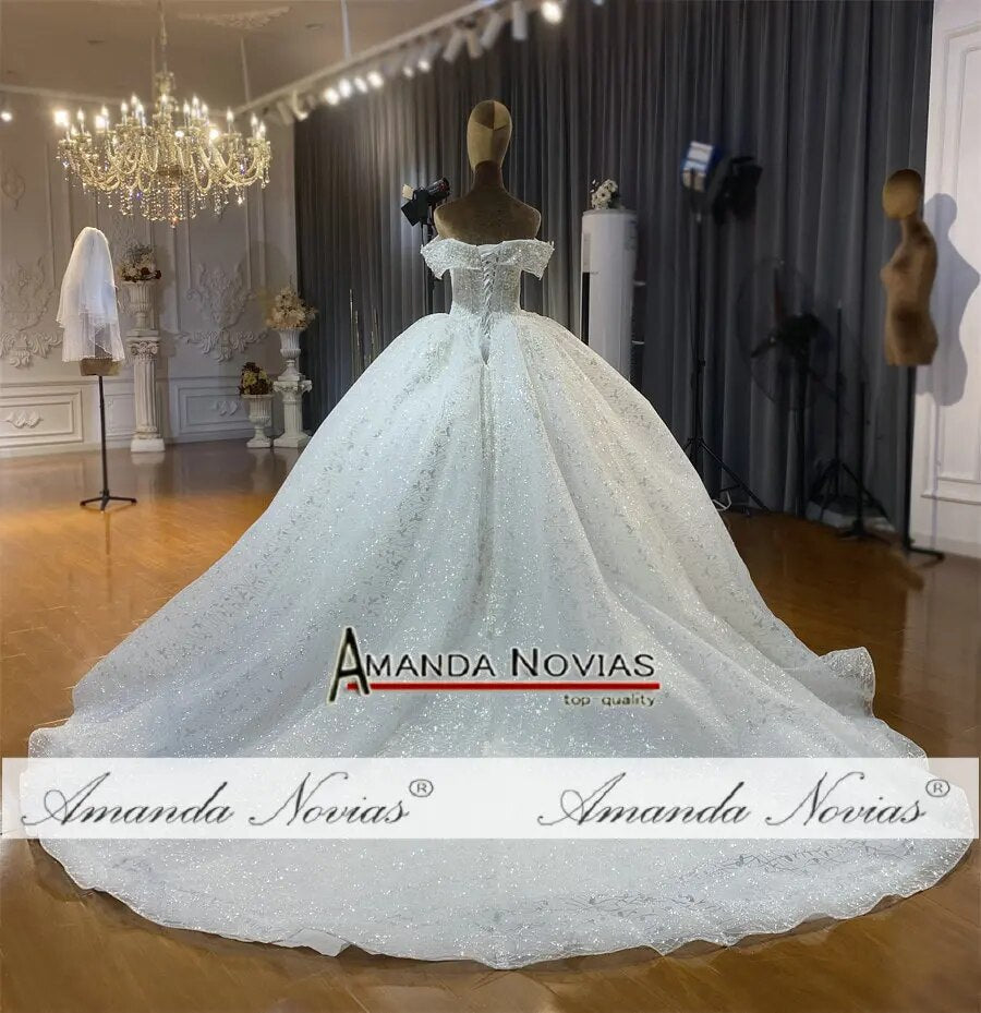 Abito da Sposa Amanda Novias con Spalline Scoperte in Pizzo e Piccolo Strascico