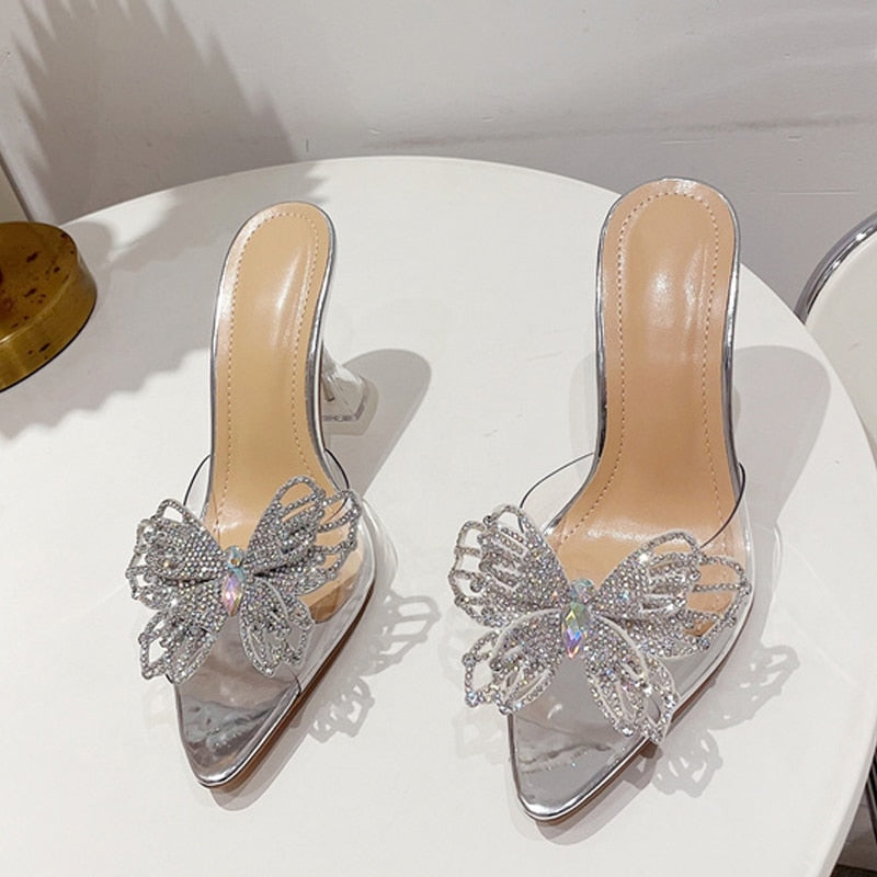 2023 Pantofole con tacchi alti Strani estivi Donna sexy Scarpe eleganti con punta a punta con fiocco in cristallo Sandali trasparenti in PVC - Bridetobe.it