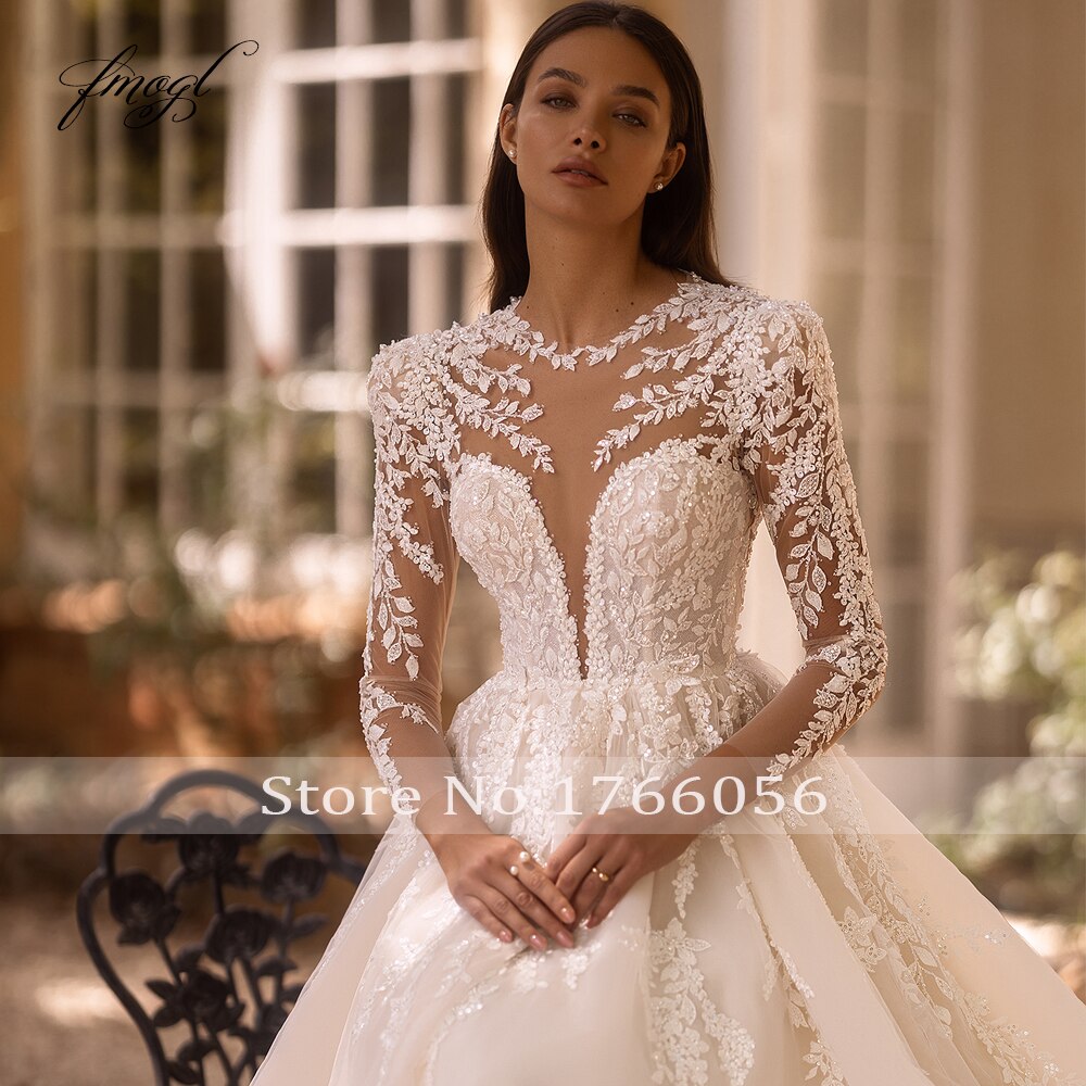 Sogno d'Amore nel 2023: Abito da Sposa Vintage A-Line con Scollo O-Neck e Maniche Lunghe, Arricchito da Delicate Applicazioni in Pizzo