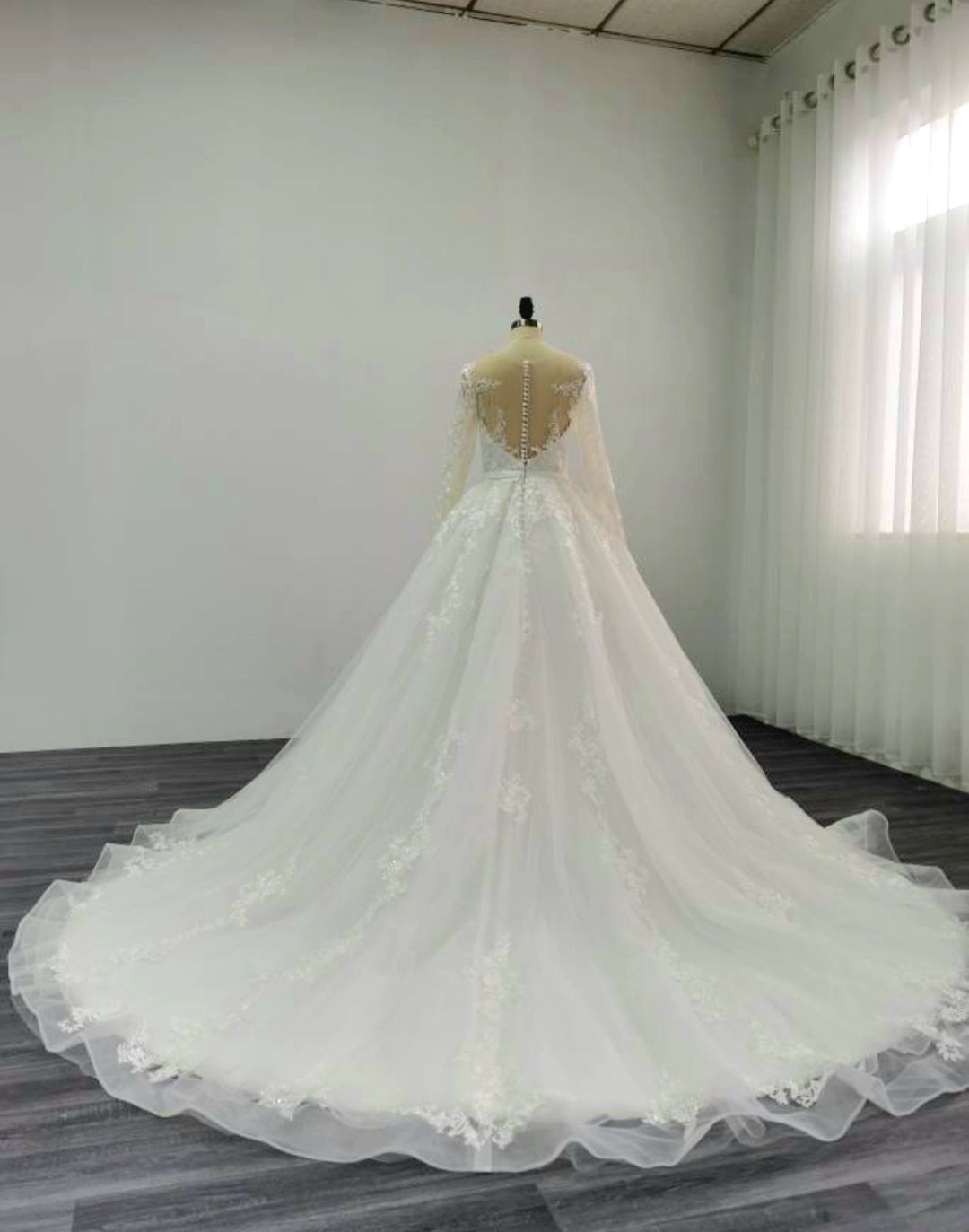 Abito da sposa di lusso Fmogl Elegant Illusion a maniche lunghe con collo a barca vintage, applicazioni e gonna a trapezio con coda: un vero capolavoro di eleganza