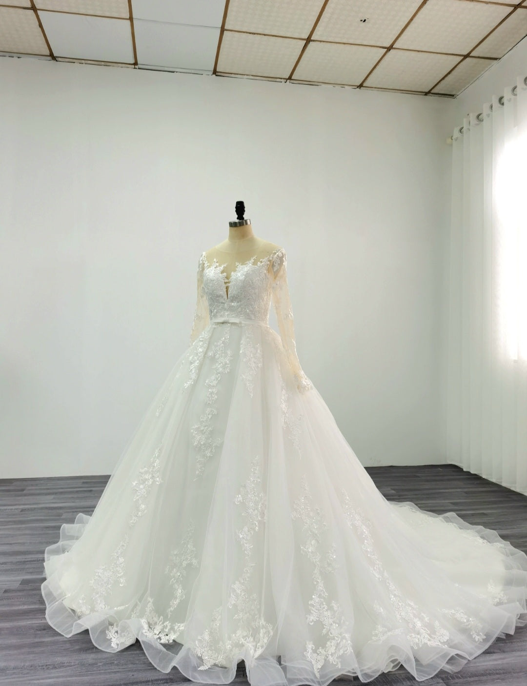 Abito da sposa di lusso Fmogl Elegant Illusion a maniche lunghe con collo a barca vintage, applicazioni e gonna a trapezio con coda: un vero capolavoro di eleganza