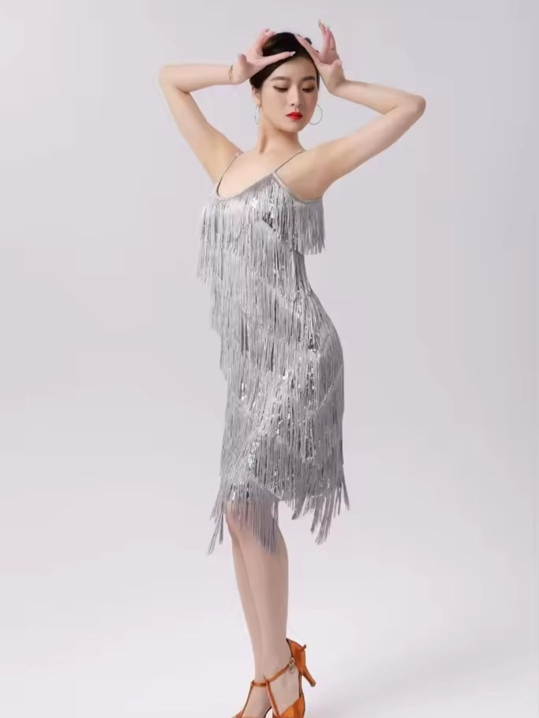 Abito da Cerimonia Elegante con Spalline Sottili e Frange: Un Look Unico - Bridetobe.it