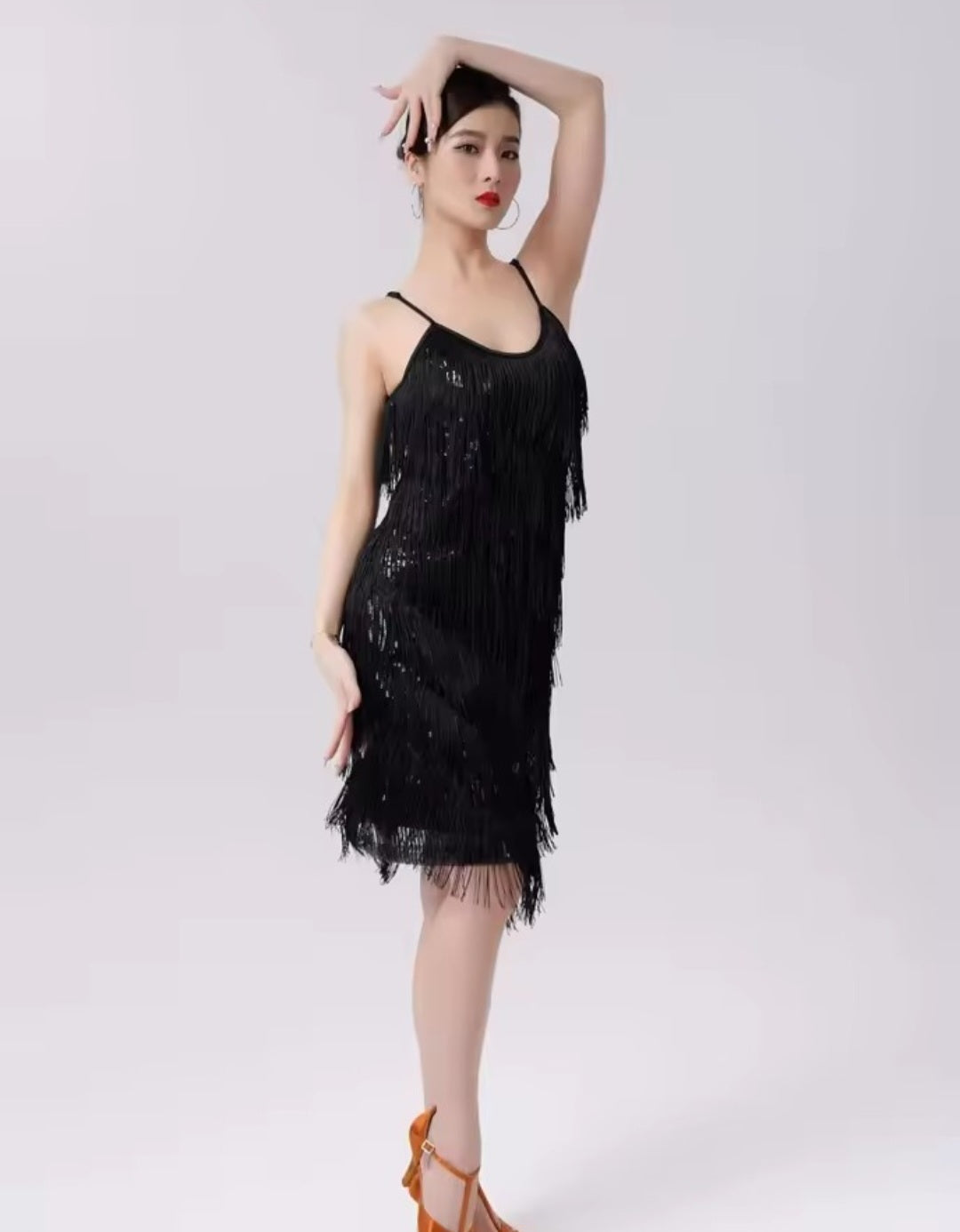 Abito da Cerimonia Elegante con Spalline Sottili e Frange: Un Look Unico - Bridetobe.it
