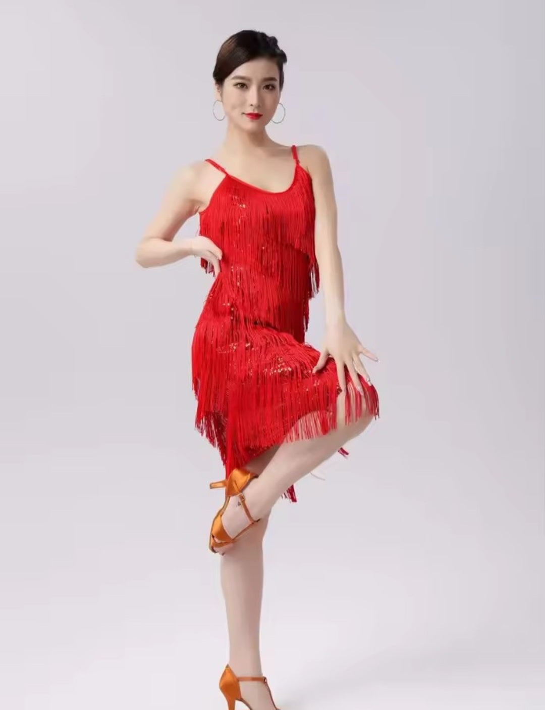 Abito da Cerimonia Elegante con Spalline Sottili e Frange: Un Look Unico - Bridetobe.it