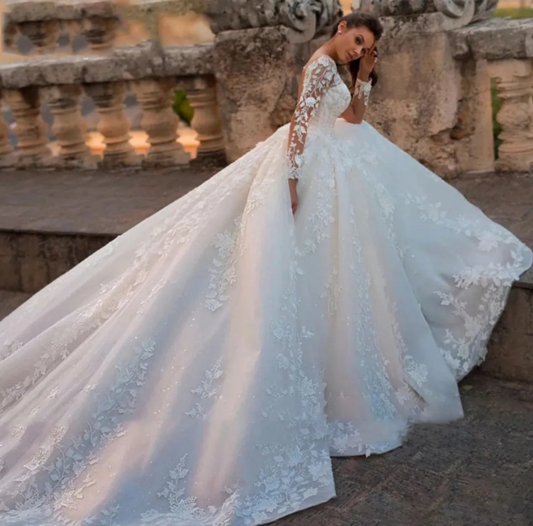 Abito da Sposa 2023 Principessa in Tulle con Maniche Lunghe e Schiena Scoperta, con Delicati Ricami in Pizzo, dallo Stile Elegante e Illusorio - Bridetobe.it