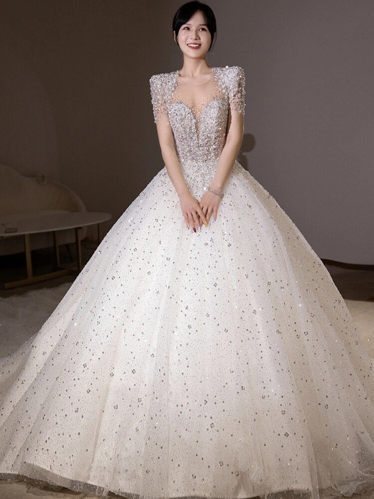 Abito da Sposa Corto con Maniche Corte e Dettagli Luminosi di Paillettes e Perline - Eleganza, Lusso e Stile Unico per il Tuo Giorno Speciale