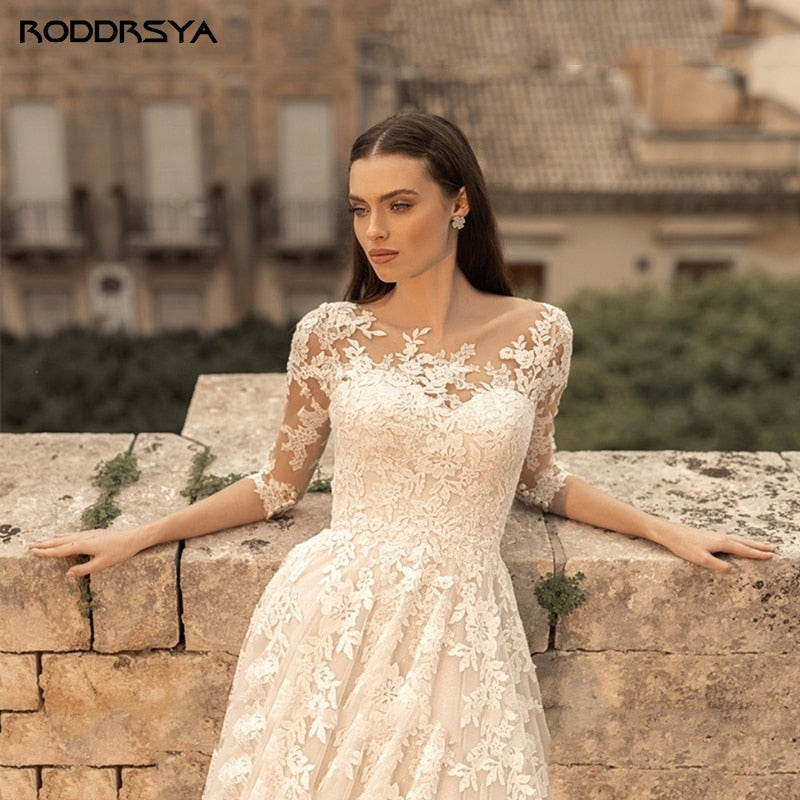 Abito da Sposa Vintage con Scollo Trasparente e Maniche in Pizzo 3/4 - Vestidos De Noiva Boho con Tulle e Applicazioni, Strascico, Stile Incantevole