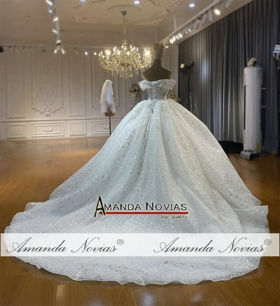 Abito da Sposa Amanda Novias con Spalline Scoperte in Pizzo e Piccolo Strascico