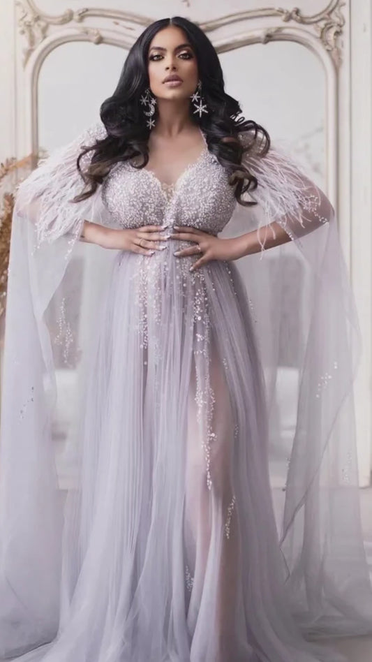 Robe de soirée gris argenté de luxe de Dubaï avec cape de plumes - Robe de mariée arabe pour femmes, fête de mariage ou soirée de gala